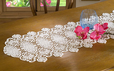 Chemin de table en macramé brodé